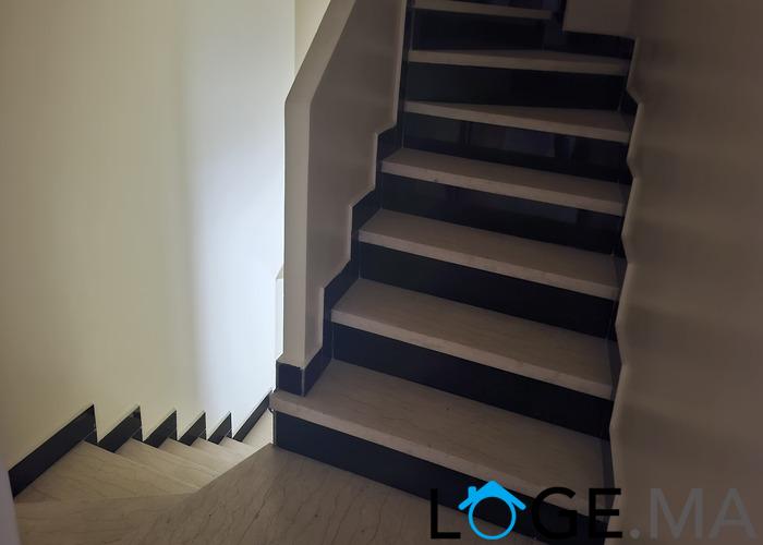 Appartement a vendre dans R+2 escalier commun au 2 ème étage à el jadida.