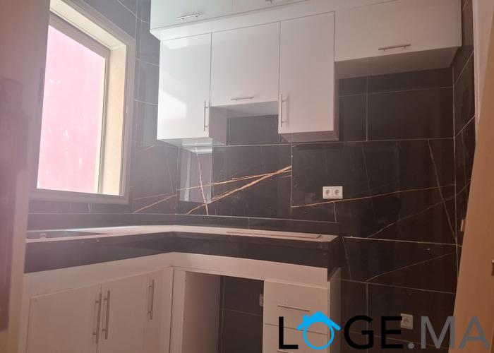Appartement a vendre dans R+2 au 1er étage escalier privatif à hay essalm el jadida. 