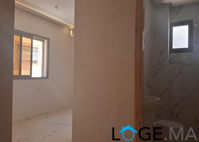 Appartement a vendre escalier privatif au 1er étage de 3 façades dans R+2 à hay essalam el jadida