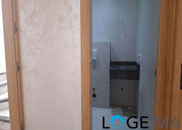 Appartement a vendre dans R+2 de 130 m2 de 2 façades escalier privatif a el jadida.