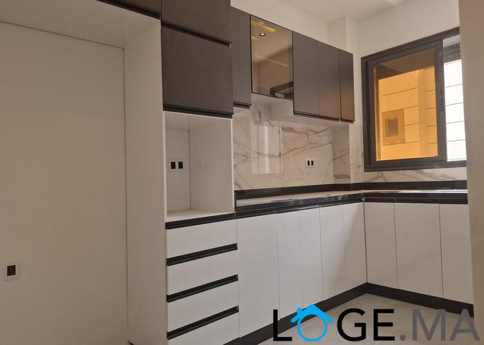 Appartement a vendre dans R+2 de 130 m2 de 2 façades escalier privatif a el jadida.