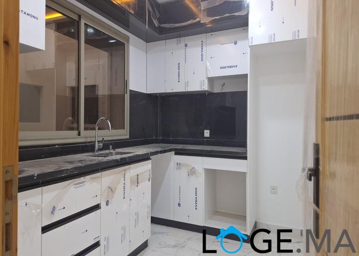 Appartement a vendre dans  R+2 ,au 1er étage escalier privatif près hay almatar el jadida.