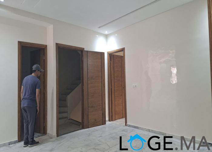 Appartement a vendre escalier privatif dans R+2 de 137 m2 a al bousstane el jadida. 