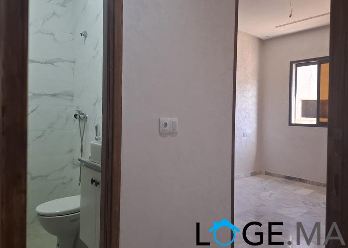 Appartement a vendre escalier privatif dans R+2 de 137 m2 a al bousstane el jadida. 