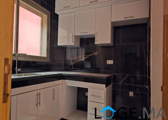 Appartement a vendre dans R+2 escalier privatif a el jadida.