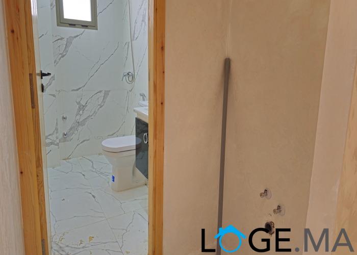 Appartement a vendre dans R+2 au 2eme étage, de 130 m2 escalier privatif a hay essalam el jadida.