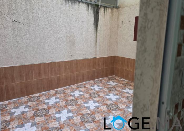 شقة للكراء طالق سفلي بلكور بحي السلام قرب مسجد نادية الجديدة.