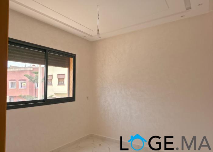Appartement a vendre dans R +2 avec escalier privatif a Narjiss el jadida. 