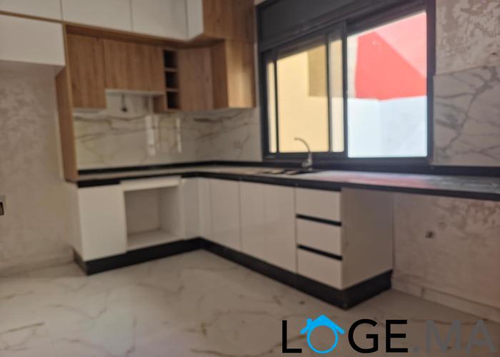 Appartement a vendre dans R +2 avec escalier privatif a Narjiss el jadida. 