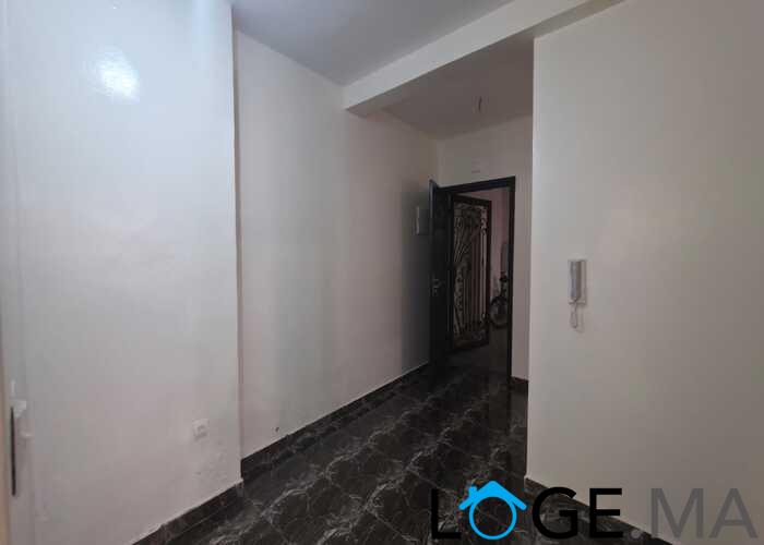 شقة للبيع بالعمران قرب النجد  طابق سفلي بمدينة الجديدة.  