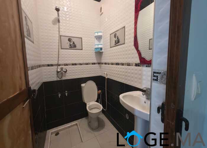 شقة للبيع بالعمران قرب النجد  طابق سفلي بمدينة الجديدة.  