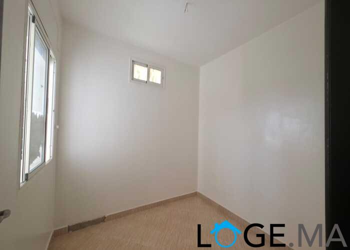 شقة للبيع بالعمران قرب النجد  طابق سفلي بمدينة الجديدة.  