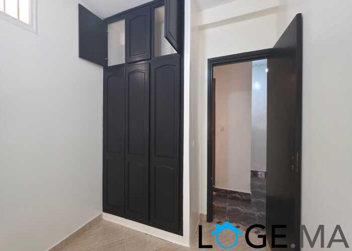 شقة للبيع بالعمران قرب النجد  طابق سفلي بمدينة الجديدة.  