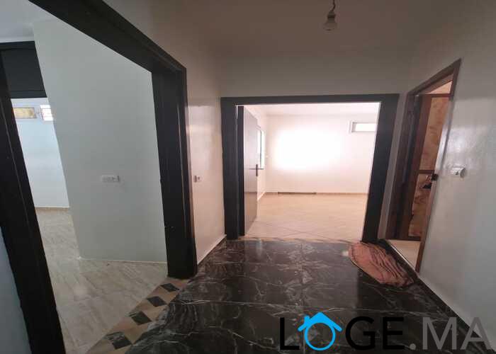 شقة للبيع بالعمران قرب النجد  طابق سفلي بمدينة الجديدة.  