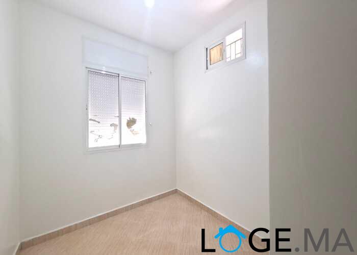 شقة للبيع بالعمران قرب النجد  طابق سفلي بمدينة الجديدة.  