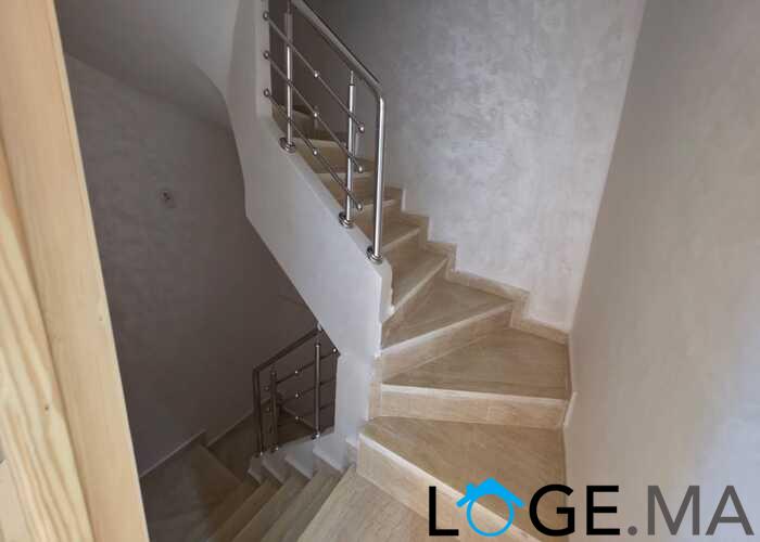 Appartement neuf a vendre avec escalier privatif étage courant a el jadida .