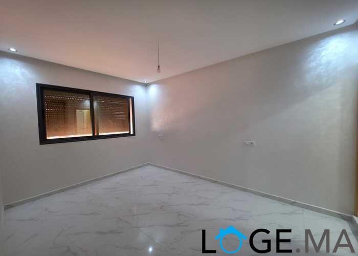 Appartement a vendre de deux façades au 2ème étage escalier privatif a al bousstane el jadida.