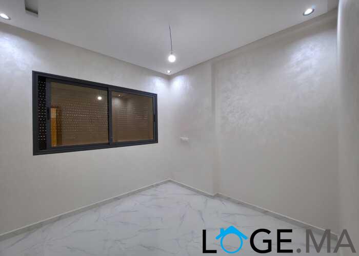 Appartement a vendre de deux façades au 2ème étage escalier privatif a al bousstane el jadida.