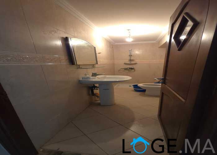 Appartement a vendre de 145 m2 dans R +4 ,un appartement par étage au centre Najed près carrfour el jadida. 