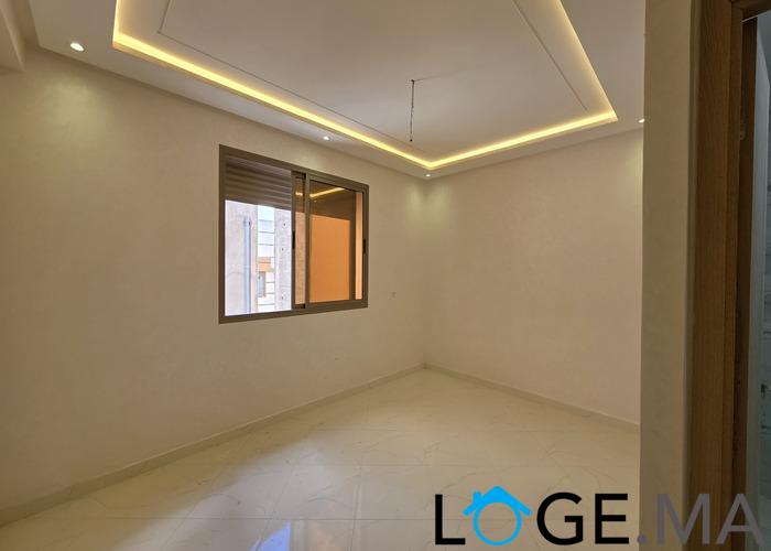 Appartement a vendre de 131 m2 escalier privatif de deux façades a hay essalam el jadida. 
