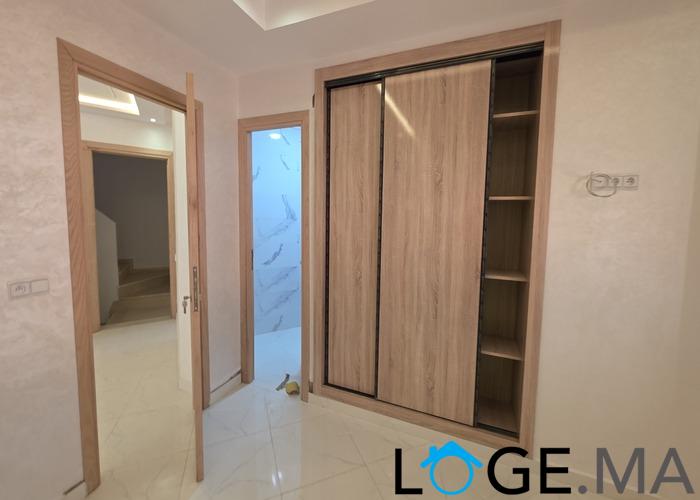Appartement a vendre de 131 m2 escalier privatif de deux façades a hay essalam el jadida. 