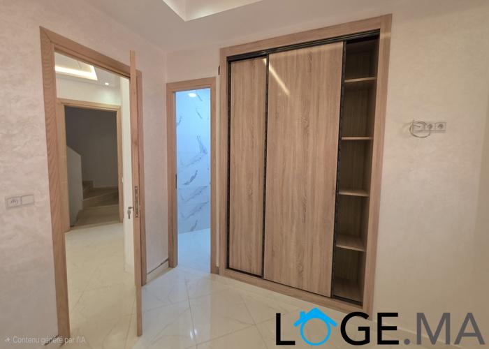 Appartement a vendre de 131 m2 escalier privatif de deux façades a hay essalam el jadida. 