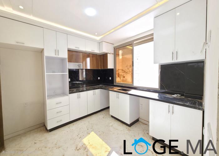 Appartement a vendre de 131 m2 escalier privatif de deux façades a hay essalam el jadida. 