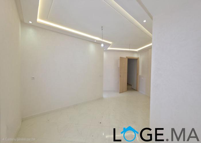 Appartement a vendre de 131 m2 escalier privatif de deux façades a hay essalam el jadida. 