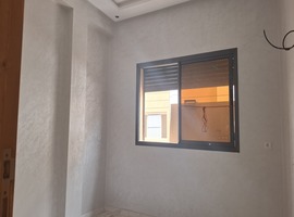 Appartement a vendre dans R+2 escalier commun au 2 ème étage à el jadida.