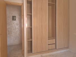 Appartement a vendre dans R+2 au 1er étage escalier privatif à hay essalm el jadida. 
