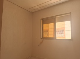 Appartement a vendre dans R+2 au 1er étage escalier privatif à hay essalm el jadida. 