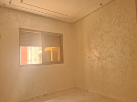 Appartement a vendre dans R+2 au 1er étage escalier privatif à hay essalm el jadida. 