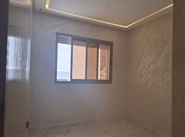 Appartement a vendre escalier privatif au 1er étage de 3 façades dans R+2 à hay essalam el jadida