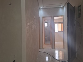 Appartement a vendre escalier privatif au 1er étage de 3 façades dans R+2 à hay essalam el jadida