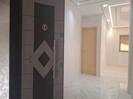 Appartement a vendre escalier privatif au 1er étage de 3 façades dans R+2 à hay essalam el jadida