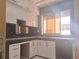 Appartement a vendre escalier privatif au 1er étage de 3 façades dans R+2 à hay essalam el jadida