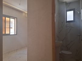 Appartement a vendre escalier privatif au 1er étage de 3 façades dans R+2 à hay essalam el jadida