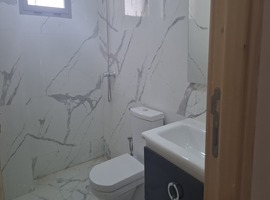 Appartement a vendre escalier privatif au 1er étage de 3 façades dans R+2 à hay essalam el jadida