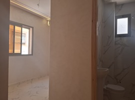 Appartement a vendre escalier privatif au 1er étage de 3 façades dans R+2 à hay essalam el jadida