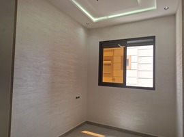 Appartement a vendre dans R+2 de 130 m2 de 2 façades escalier privatif a el jadida.