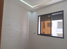 Appartement a vendre dans R+2 de 130 m2 de 2 façades escalier privatif a el jadida.