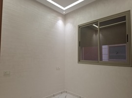 Appartement a vendre dans  R+2 ,au 1er étage escalier privatif près hay almatar el jadida.