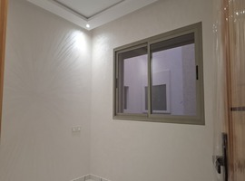Appartement a vendre dans  R+2 ,au 1er étage escalier privatif près hay almatar el jadida.
