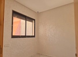Appartement dans R+2 escalier privatif au 1er étage, de 138 m2 a al bousstane el jadida.