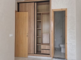 Appartement dans R+2 escalier privatif au 1er étage, de 138 m2 a al bousstane el jadida.