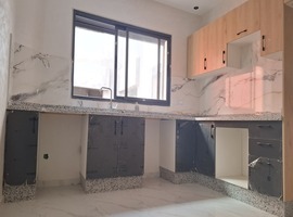 Appartement dans R+2 escalier privatif au 1er étage, de 138 m2 a al bousstane el jadida.