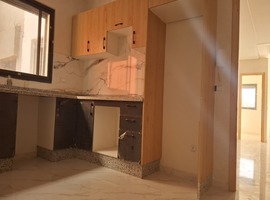 Appartement dans R+2 escalier privatif au 1er étage, de 138 m2 a al bousstane el jadida.