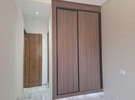 Appartement a vendre escalier privatif dans R+2 de 137 m2 a al bousstane el jadida. 