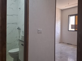 Appartement a vendre escalier privatif dans R+2 de 137 m2 a al bousstane el jadida. 