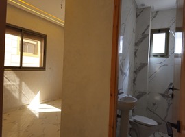 Appartement a vendre dans R+2 au 2eme étage, de 130 m2 escalier privatif a hay essalam el jadida.